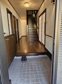 【玄関】 | 落ち着いた雰囲気の住宅街にあるお家