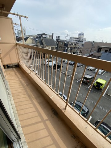 大ケイハイツのバルコニー|外からの目が気にならないバルコニーで洗濯物が干せます