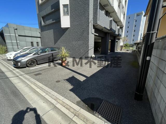 （ＰＥＴ可）Ｋａｓｈｉｗａ　８０８　Ｔｏｗｅｒの駐車場|駐車場に車を止められます
