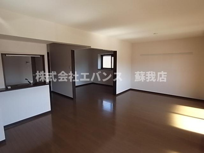 【居間・リビング】 | ラ・プルミエール | こちらの居間で趣味の時間をお楽しみください