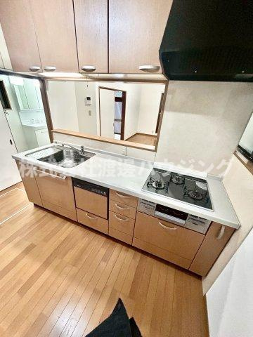 尼崎次屋2丁目貸家のキッチン|3口ガスシステムキッチン