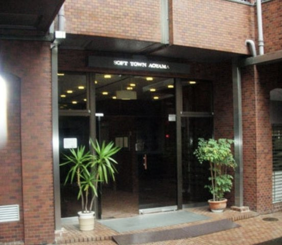 ソフトタウン青山のエントランス