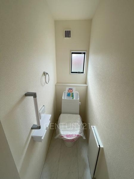 前橋小坂子町 1号棟のトイレ|温水シャワー洗浄機能付きです。
手摺り付きです。