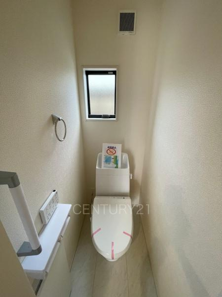 前橋小坂子町 1号棟のトイレ|温水シャワー洗浄機能付きです。
手摺り付きです。