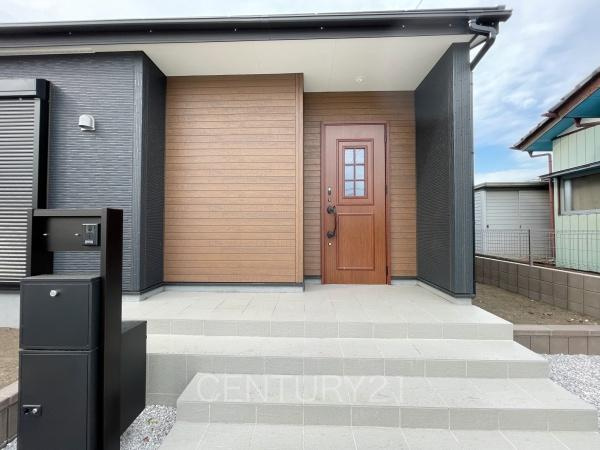 前橋小坂子町 1号棟の玄関|スマートキー付きの玄関。
鍵を探すことなくドアの開閉が可能です。
郵便物を守る鍵付きポストです。
インターホンは録画機能付きで防犯面に優れます。