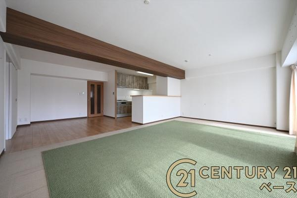 橿原神宮前スカイハイツの居間・リビング|■現地撮影写真■南向きの大きな窓から柔らかい光が射し込みます。