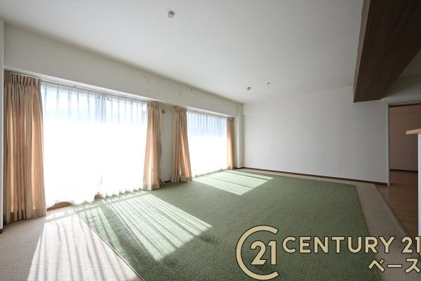 橿原神宮前スカイハイツの居間・リビング|■現地撮影写真■暖かみある居心地の良い空間が広がります！