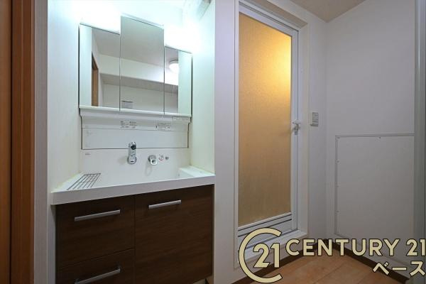 橿原神宮前スカイハイツの独立洗面台|■現地撮影写真■三面鏡タイプのミラーキャビネット！収納スペースも豊富です！