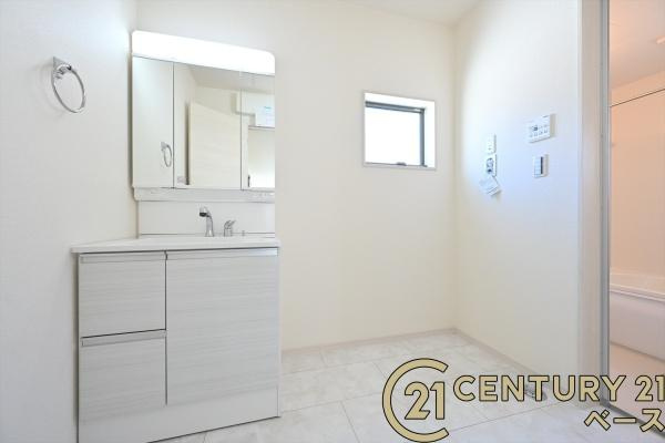 リーブルガーデン三里 ３号棟 ／新築一戸建の内観：施工例|■玄関には大容量シューズボックス完備！■