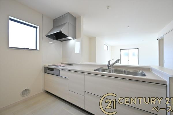 リーブルガーデン三里 ３号棟 ／新築一戸建の内観：施工例|■家族とのコミュニケーションがとりやすい人気のカウンターキッチン！■