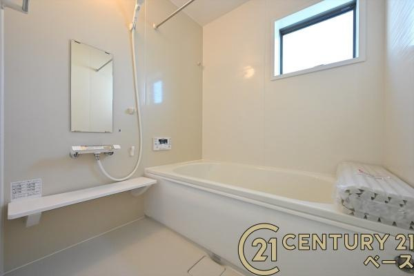 リーブルガーデン三里 ３号棟 ／新築一戸建の内観：施工例|■床は水ハケが良く、乾きやすいのでカビの発生も軽減！嬉しい浴室乾燥機付です！■