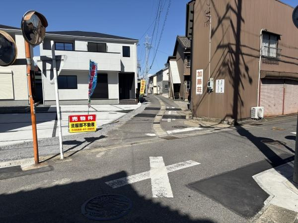 碧南市志貴町3丁目　全3棟・1号棟の前面道路含む現地写真|前面道路です。