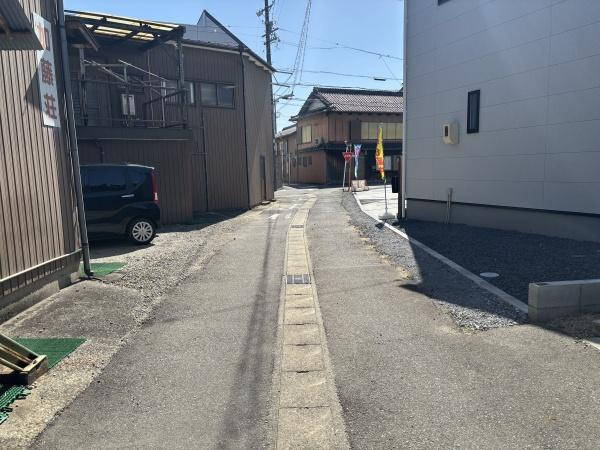 碧南市志貴町3丁目　全3棟・1号棟の前面道路含む現地写真|前面道路です。