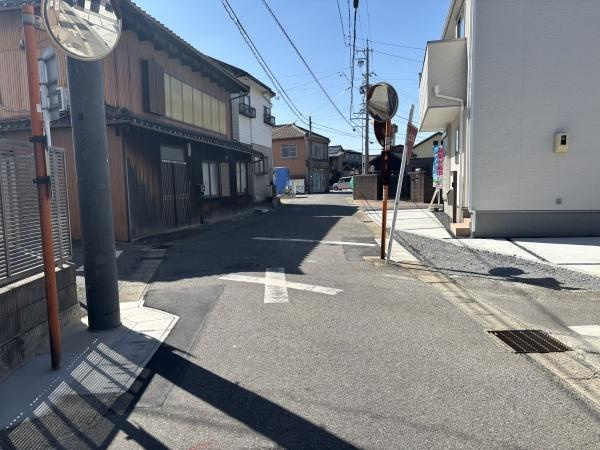 碧南市志貴町3丁目　全3棟・2号棟の前面道路含む現地写真|前面道路です。