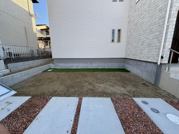 豊田市五ヶ丘1棟　全1棟・1号棟の庭|草花で飾れるお庭。