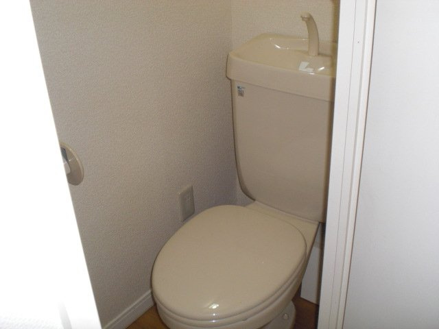 レオパレス岡崎ウエストのトイレ|トイレはシンプルなタイプ。