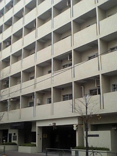 【外観】 | 平方パーキング　No.21 | 平方パーキングは法専寺前の分譲マンション「ライオンズマンション三鷹第7」の1階及び地下1階にございます。地下1階が募集区画となります。