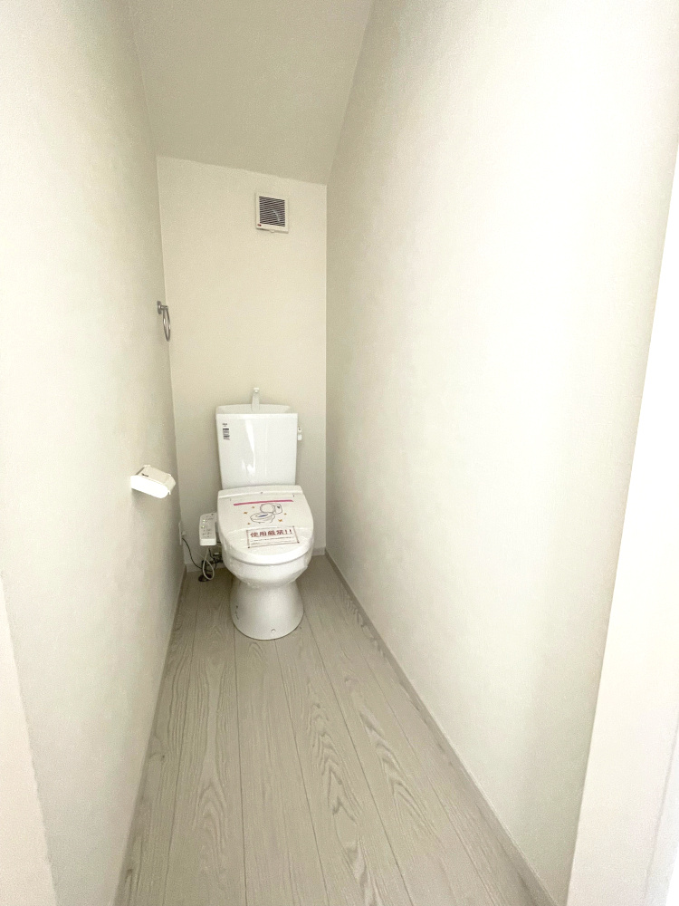 岡山市中区倉富　戸建てのトイレ|2階トイレの様子です。