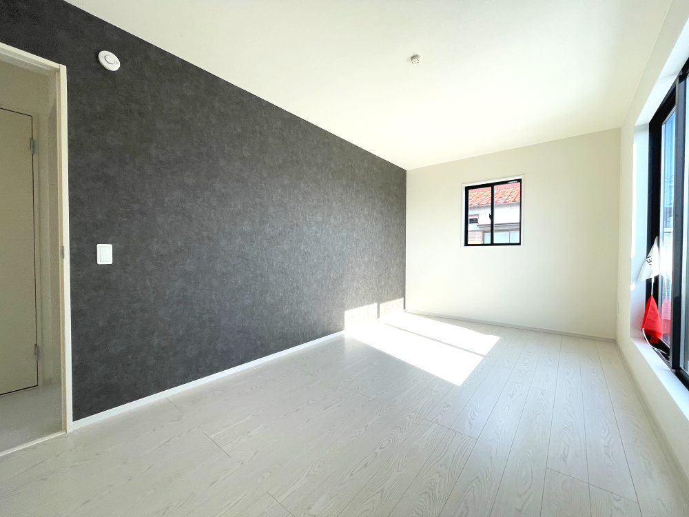 岡山市中区倉富　戸建ての洋室|約8.2帖の主寝室です。日当り良好です。アクセントクロスにし、落着いた空間です。