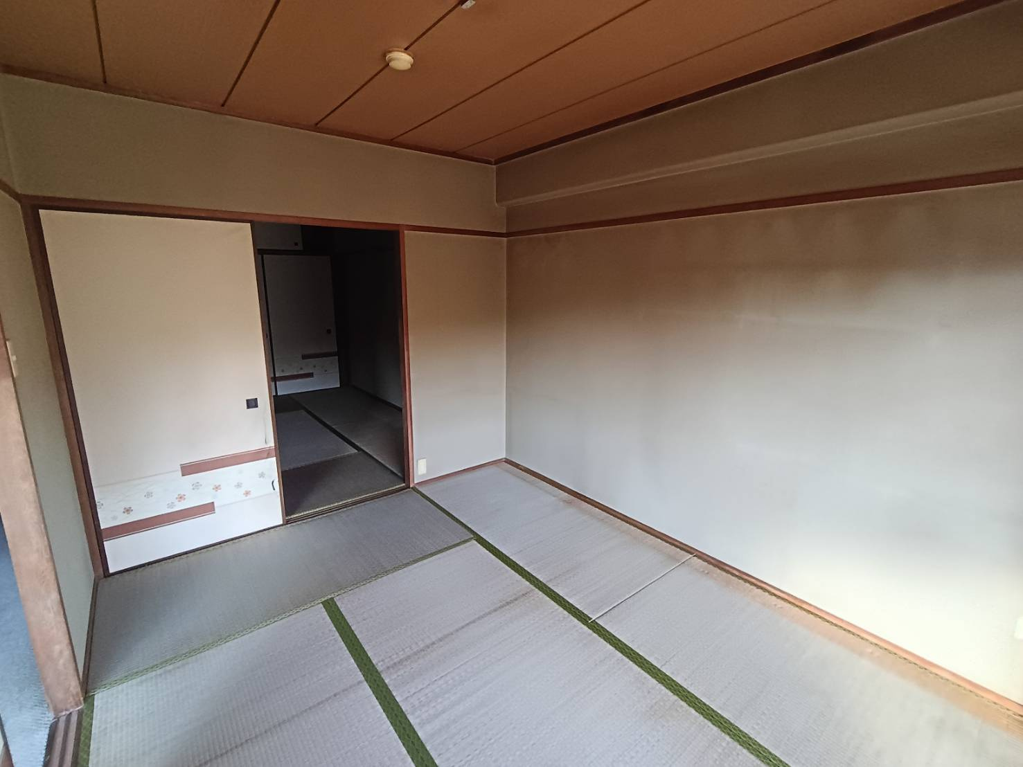 サンシャイン西条　211号室の和室