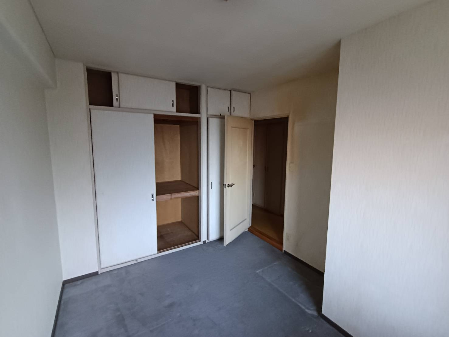 サンシャイン西条　211号室の洋室