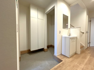 【玄関】 | ご自宅から現地まで、当社スタッフがお車にて、「お迎え・お送り」をしております。ぜひお気軽にお問い合わせくださいませ♪
2026年1月8日撮影