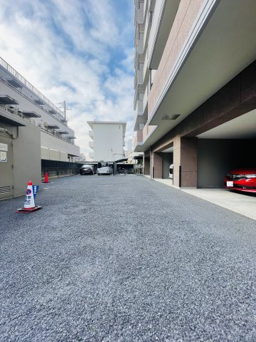 クレストコート中落合の駐車場