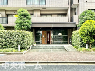 【エントランス】 | メイツ新小岩親水公園 | 【エントランス】マンションのエントランスは、その物件の印象を決める、顔とも言える場所です。毎日通る場所ですからきれいなのが一番です。エントランス内はオートロックですので暮らしの安全も確保されています。