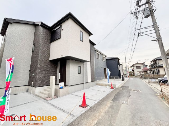 平塚市第2田村　新築2棟の前面道路含む現地写真|オシャレな外観は、人の目を引くだけではなく自慢したくなりますね！植木を置いたりアレンジは、自由です。自分の好みに仕上げましょう♪