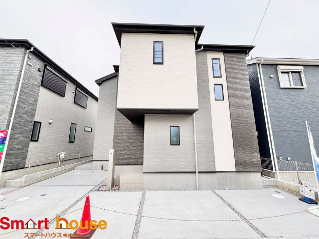 平塚市第2田村　新築2棟の外観|外壁が周囲の街並みと青空に生えるお洒落な仕上がり！周囲には高い建物のないエリア。青い空が大きく感じますね。