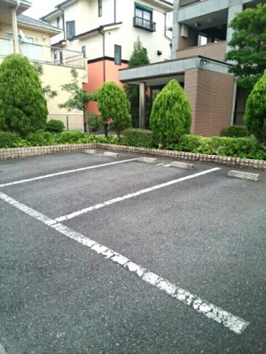 【駐車場】 | プリムローズ | 駐車場に車を止められます
