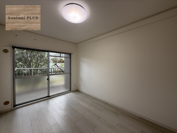 エメラルドマンション鶴見緑地の洋室