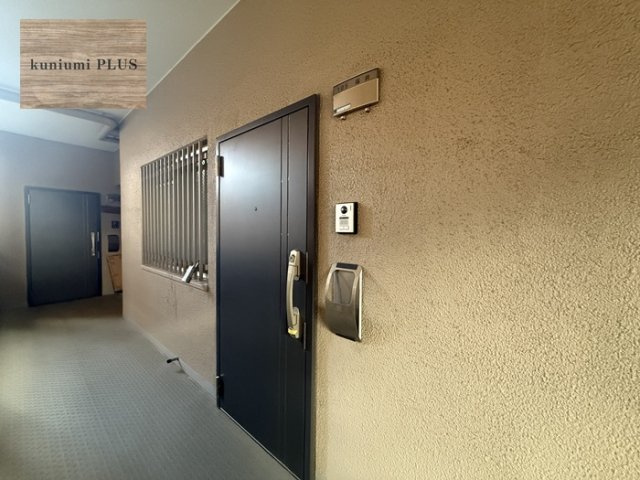 エメラルドマンション鶴見緑地の玄関