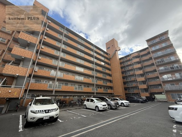 エメラルドマンション鶴見緑地の駐車場
