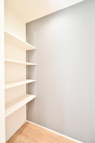 蓮田市椿山2丁目6期全1棟の収納|キッチン横には大容量のパントリー付き。可動棚付きで、高さのある調理器具やストック品もスッキリ収まります。アクセントクロスが施されたお洒落な空間が、毎日の家事をより楽しく快適に彩ります。