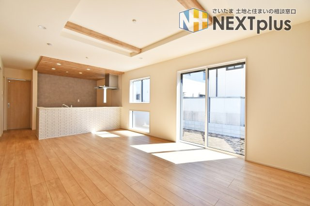 蓮田市椿山2丁目6期全1棟の居間・リビング|敷地60坪のゆとりを活かした、広々としたリビング空間。キッチンからリビング、そしてお庭へと視線が抜ける開放的な動線が魅力。長期優良住宅ならではの安心感の中で落ち着きのある日常を心ゆくまで享受できます。