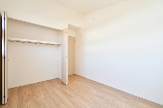 蓮田市椿山2丁目6期全1棟の洋室|洋室③：限られたスペースを有効活用できるよう、機能的なクローゼット付き。お部屋をスッキリと保ち、家具の配置もしやすい間取りです。木の温もりに包まれた空間が、集中力とリラックスを両立させてくれます。
