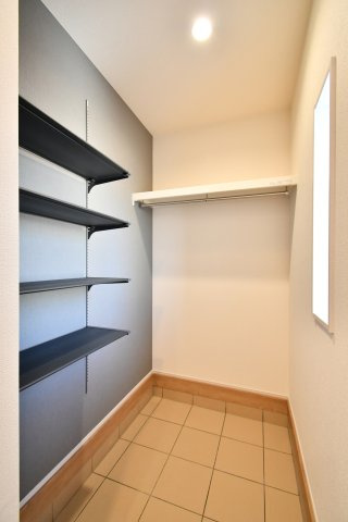 蓮田市椿山2丁目6期全1棟の収納|土間収納：玄関脇にはベビーカーやアウトドア用品、カー用品もそのまま収納できる便利な土間収納付き。可動棚付きで整理しやすく、玄関を常に美しく保てます。外と中を繋ぐ、アクティブな家族に嬉しい空間です。