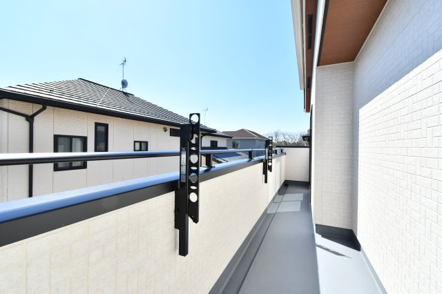 蓮田市椿山2丁目6期全1棟のバルコニー|2部屋から自由に行き来できるワイドな続きバルコニー。60坪の広大な敷地を活かした開放的な眺望が魅力です。陽当たりも良く、一度に多くの洗濯物を干せるほか、家族の憩いの場としても活躍します。