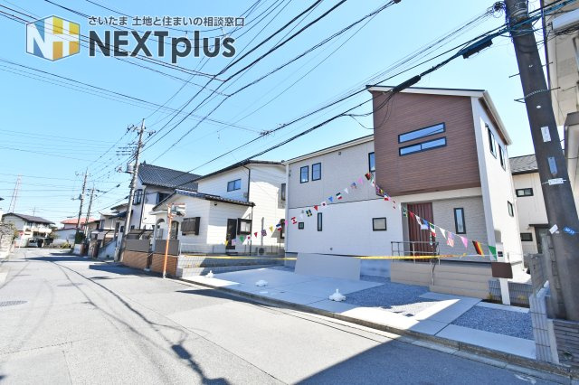 蓮田市椿山2丁目6期全1棟の前面道路含む現地写真|前面道路は北側6m幅。車のすれ違い・駐車の切り返しがしやすく、運転が苦手でもストレスが減ります。歩道のない道ほど“幅”が安心材料。ベビーカーや自転車の出し入れもスムーズ◎現地で体感を！