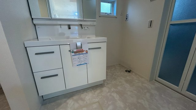 久留米市南2丁目1号地の独立洗面台