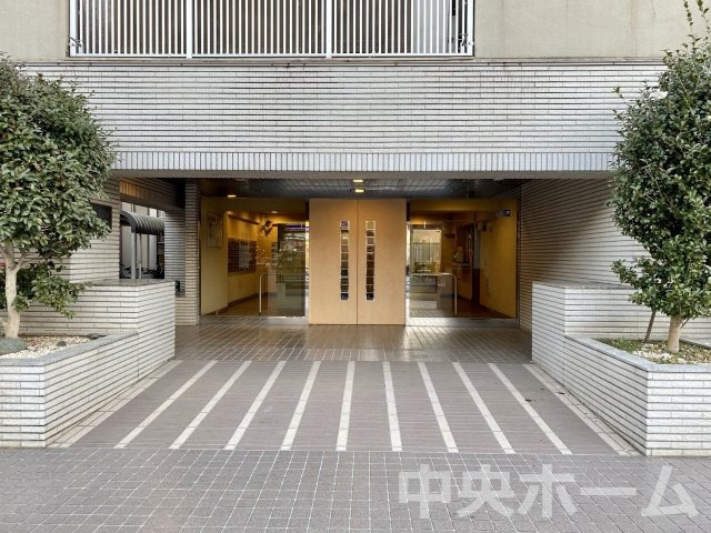ルネ北小岩のエントランス|【エントランス】マンションのエントランスは、その物件の印象を決める、顔とも言える場所です。毎日通る場所ですからきれいなのが一番です。エントランス内はオートロックですので暮らしの安全も確保されています。