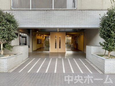 【エントランス】 | ルネ北小岩 | 【エントランス】マンションのエントランスは、その物件の印象を決める、顔とも言える場所です。毎日通る場所ですからきれいなのが一番です。エントランス内はオートロックですので暮らしの安全も確保されています。