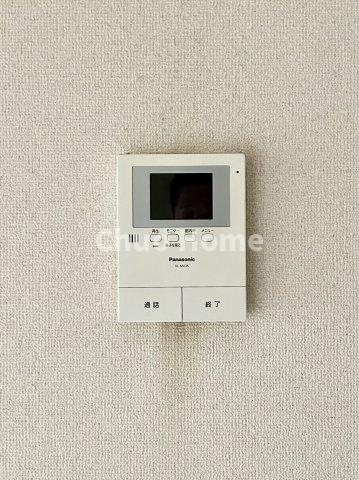 ルネ北小岩のセキュリティ|【モニターホン】誰が来たかすぐにわかるカラーモニター付きインターホン。通話ボタンを押すまでは室内の音は漏れていませんので相手を確かめてから応対できます。