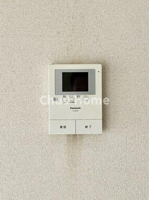 【セキュリティ】 | ルネ北小岩 | 【モニターホン】誰が来たかすぐにわかるカラーモニター付きインターホン。通話ボタンを押すまでは室内の音は漏れていませんので相手を確かめてから応対できます。