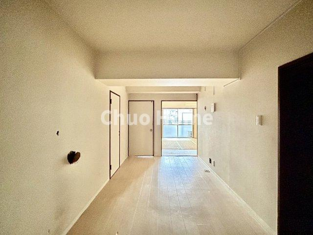 ルネ北小岩の居間・リビング|【リビングダイニング】一日の中で多くの時間を過すことになるリビングダイニングだからこそ、いつも穏やかな空間であることが必然。爽やかな通風と採光を存分に感じる事が出来る空間です。