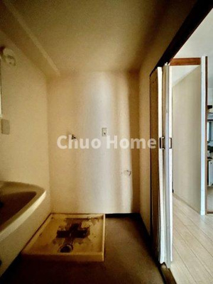 【ランドリースペース】 | ルネ北小岩 | 【ランドリースペース】担当者がスケールを持ち歩いておりますので、ご見学時には現在お使いの洗濯機などがきちんと収まるかなどもチェックして下さい。見学前に測っておくと非常に便利だと思います。