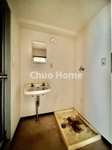 ルネ北小岩の脱衣所|【洗面所】明るい洗面所は朝をすっきりさせてくれる空間です。バタバタしている忙しい朝でも収納が多い洗面台では短い時間で効率良く支度ができます。