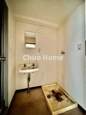 【脱衣所】 | ルネ北小岩 | 【洗面所】明るい洗面所は朝をすっきりさせてくれる空間です。バタバタしている忙しい朝でも収納が多い洗面台では短い時間で効率良く支度ができます。