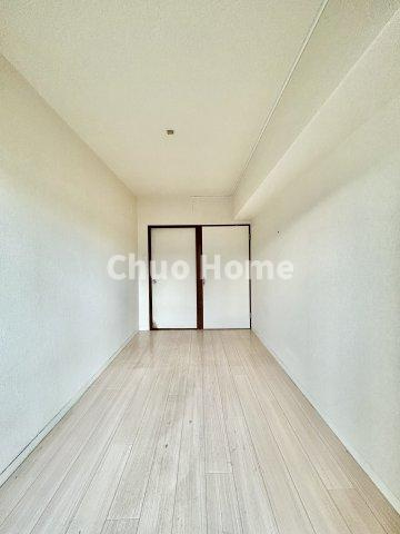 ルネ北小岩の洋室|【洋室】快適に過ごす条件は、一人ひとり違います。だからこそ飾り過ぎないシンプルな内装と偏り過ぎないデザインで統一しております。居住していく中でオーナー様だけの【マイホーム】に創り上げて下さい